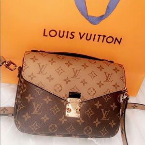 Pochette Métis in reverse monogram